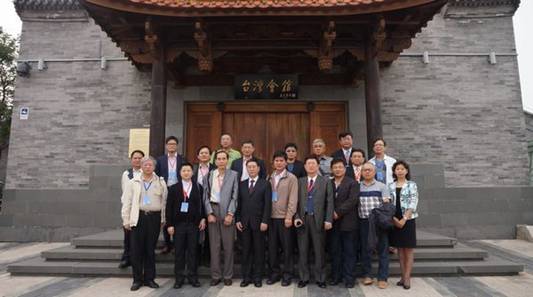 国庆观礼团嘉宾参访台湾会馆.jpg