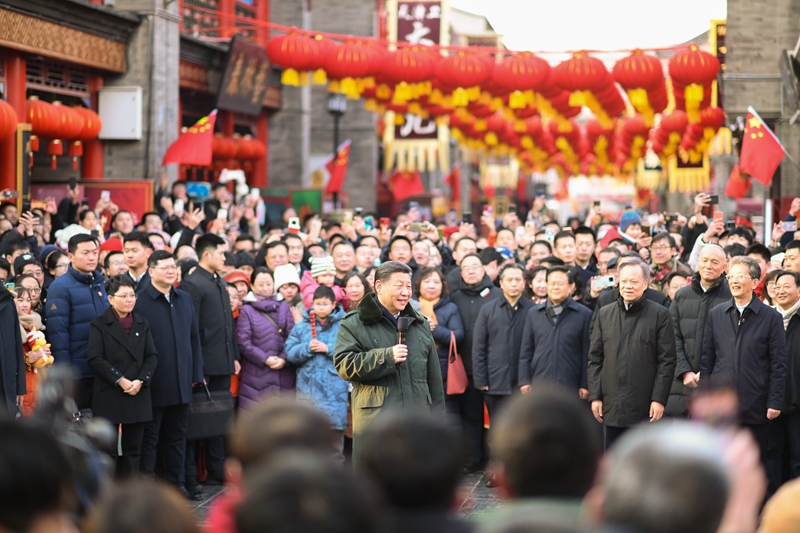 2月1日至2日，中共中央总书记、国家主席、中央军委主席习近平来到天津，看望慰问基层干部群众。这是1日下午，习近平在天津古文化街考察时，向全国各族人民和香港同胞、澳门同胞、台湾同胞、海外侨胞致以美好的新春祝福。新华社记者 燕雁 摄.jpg