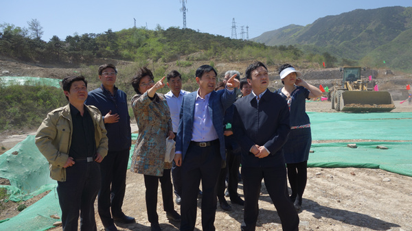 民进北京市委到景山学校门头沟实验学校工地现场进行考察.jpg