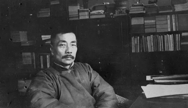 鲁迅（1881年9月25日～1936年10月19日），原名周树人，字豫才，浙江绍兴人。著名文学家、思想家、革命家、教育家，新文化运动的重要参与者，中国现代文学的奠基人之一。.webp.jpg