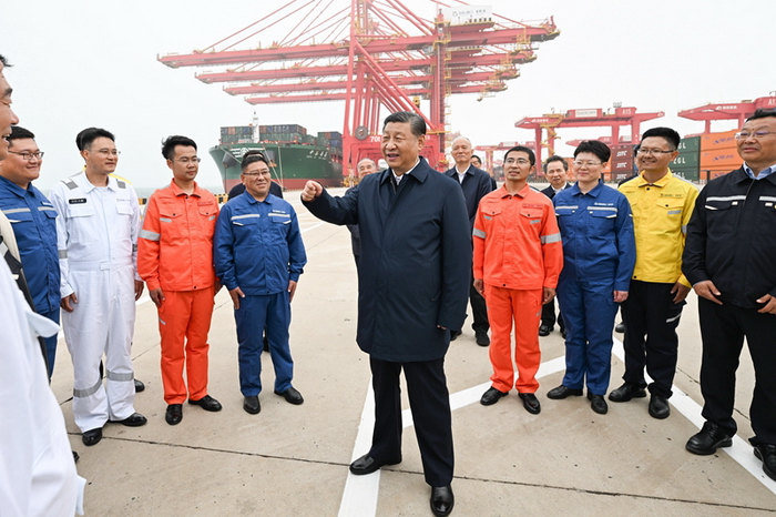 5月22日至24日，中共中央总书记、国家主席、中央军委主席习近平在山东考察。这是22日下午，习近平在日照港亲切慰问港口科技工作者、运营人员、航运人员。新华社记者 谢环驰 摄.jpg