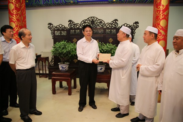戴部长慰问牛街礼拜寺阿訇.jpg