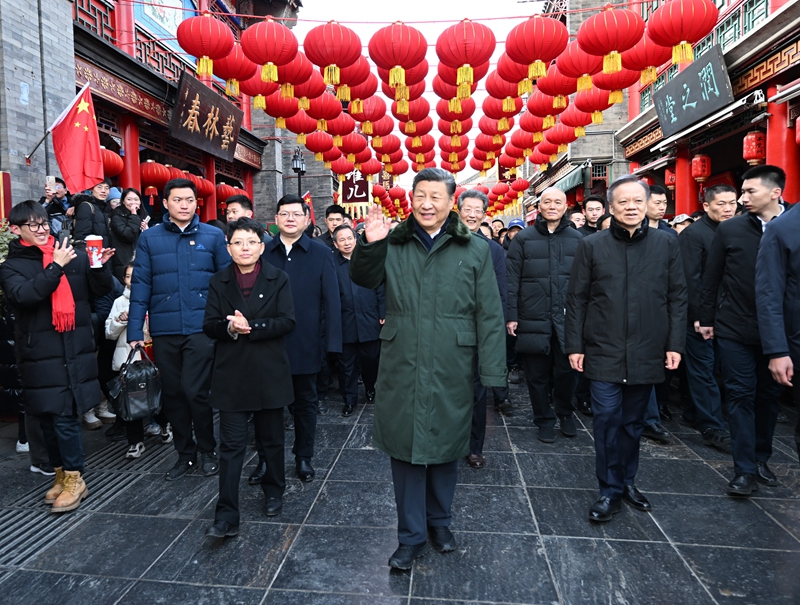 2月1日至2日，中共中央总书记、国家主席、中央军委主席习近平来到天津，看望慰问基层干部群众。这是1日下午，习近平在天津古文化街考察时，向现场群众挥手致意。新华社记者 谢环驰 摄.jpg
