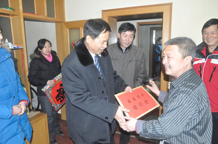 为困难群众送温暖_副本.jpg