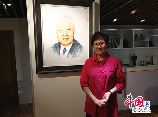 北京文化产业商会会长郭丽双介绍画展情况.jpg