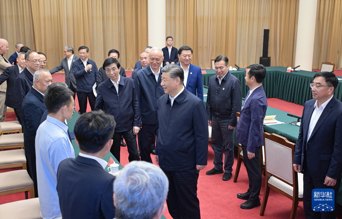 5月23日下午，中共中央总书记、国家主席、中央军委主席习近平在山东省济南市主持召开企业和专家座谈会并发表重要讲话。这是习近平同参会的企业和专家代表亲切交流。新华社记者 李涛 摄.jpg