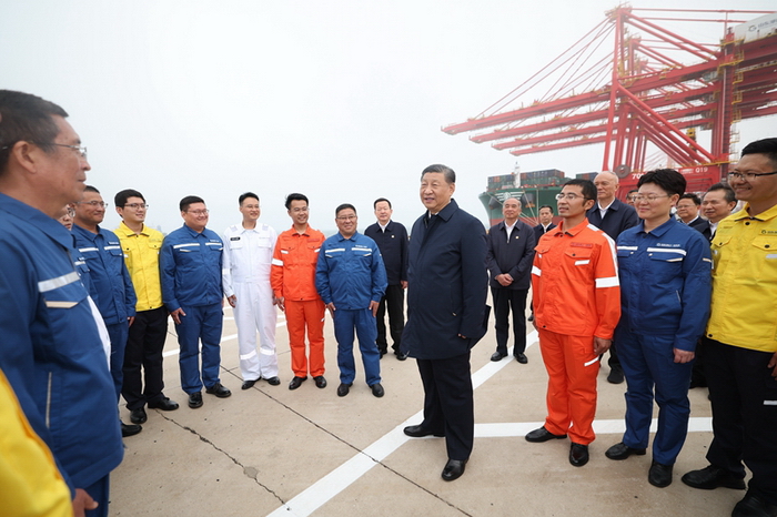 5月22日至24日，中共中央总书记、国家主席、中央军委主席习近平在山东考察。这是22日下午，习近平在日照港亲切慰问港口科技工作者、运营人员、航运人员。新华社记者 鞠鹏 摄.jpg