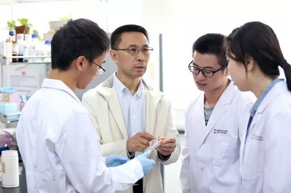 罗永章与学生进行科学实验.webp.jpg