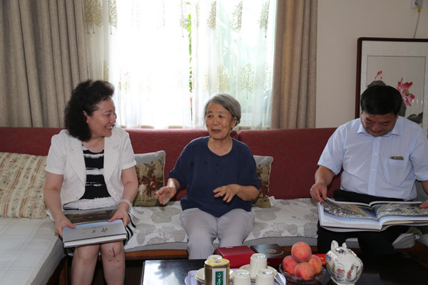 闵克慰问邓宝珊之女邓引引.jpg